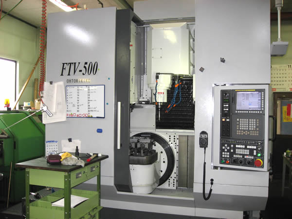 5軸制御マシニングセンタ