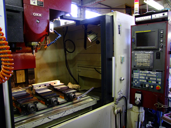 立形マシニングセンター