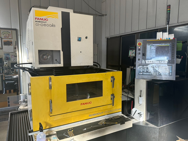 CNCワイヤー放電加工機